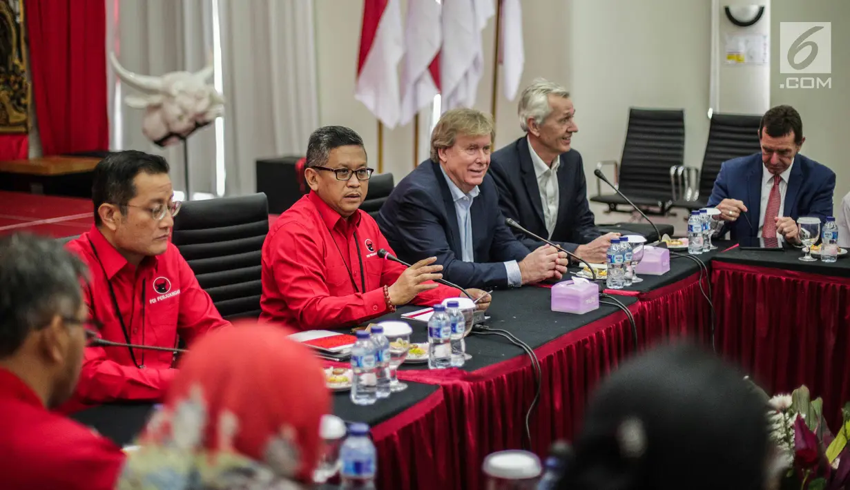 Sekjen DPP PDIP Hasto Kristiyanto (tengah) memberi sambutan saat menerima kunjungan delegasi Partai Konservatif Inggris di Kantor DPP PDIP, Jakarta, Selasa (19/2). PDIP belajar tentang fenomena hoaks jelang memorandum Brexit. (Liputan6.com/Faizal Fanani)