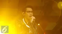Penyanyi Afgan Syahreza menghibur para penonton pada ajang Jakarta International BNI Java Jazz Festival di JIExpo, Jakarta, Minggu (6/3). Afgan tampil di Java Jazz dengan membawakan lagu 90an. (Liputan6.com/Herman Zakharia)