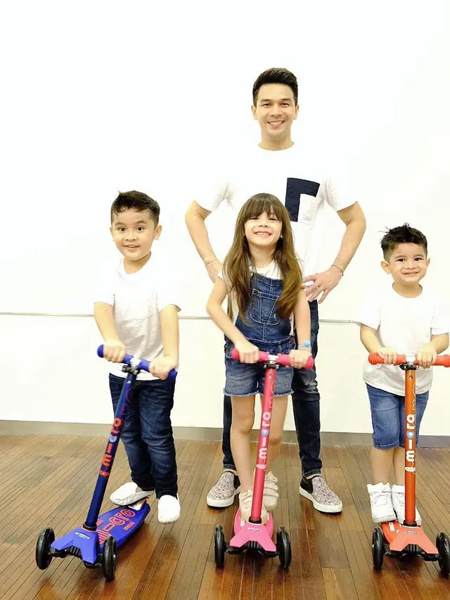 6 Potret Kompak Jonathan Frizzy dengan Ketiga Anaknya yang Jadi Bintang Iklan