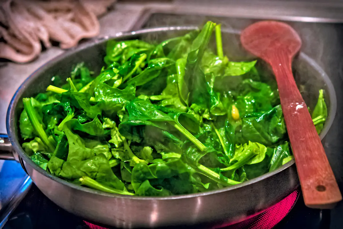 Trik Memasak Sayur Hijau agar Tidak Cepat Menghitam/Photo by Konstantinos Papadopoulos on Unsplash