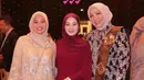 Dinda Hauw tampil elegan mengenakan maxi dress dan pashmina serba warna merah maroon. [@dindahw].