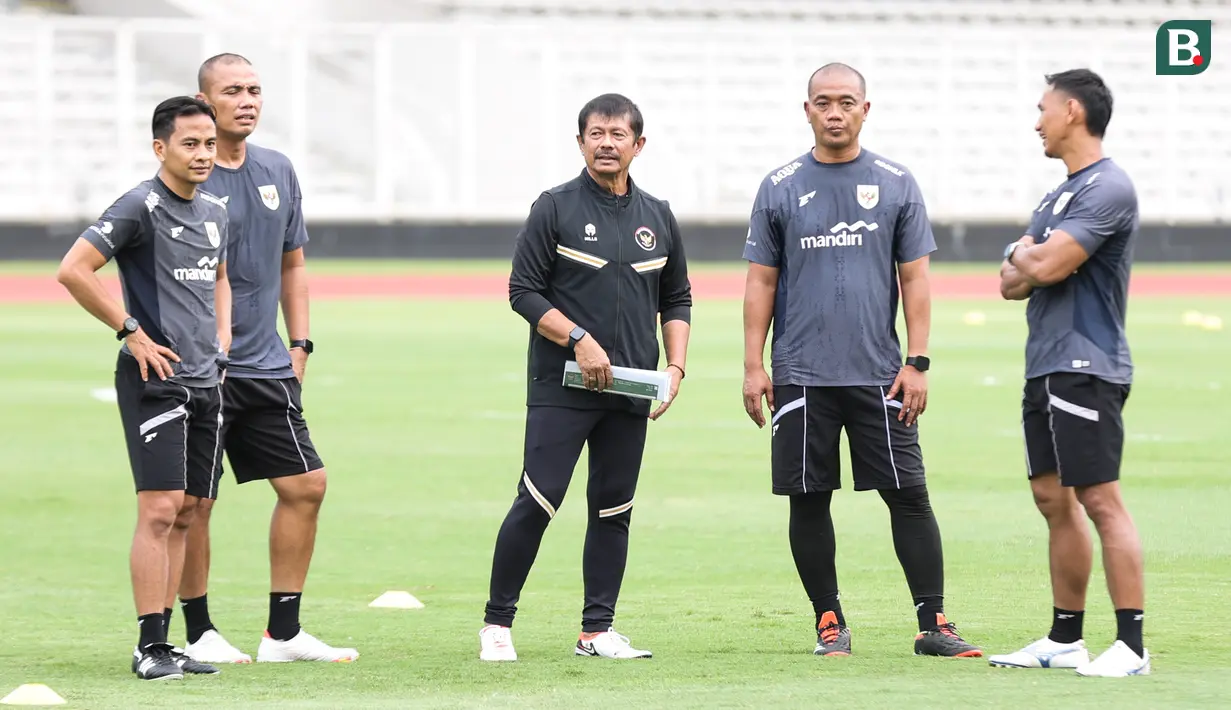 Indra Sjafri bersama jajaran pelatih Timnas Indonesia U-22 saat latihan di Stadion Madya, Senayan, Jakarta, Rabu (26/11/2025) jelang keberangkatan ke SEA Games 2025.