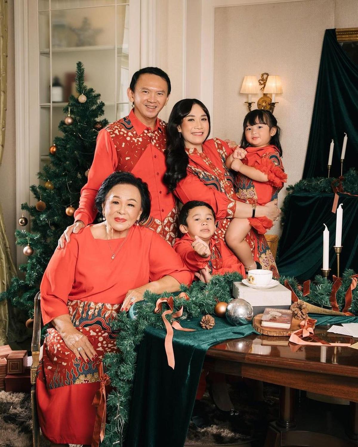 Tidak hanya itu,&nbsp;ibu mertua Puput juga selalu hadir dalam setiap pemotretan keluarga, baik untuk momen Imlek maupun Natal.