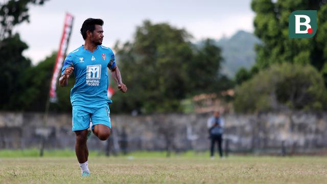 Foto: Malut United Gelar Coaching Clinic dan Latihan di Stadion dengan Pemandangan yang Indah