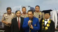 Kapolri Jenderal Tito Karnavian ketika memberikan keterangan pers didampingi oleh Rektor UMP Purwokerto (Liputan6.com/ Muhamad Ridlo)