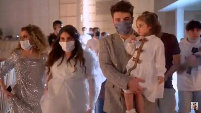 Pasangan Asal Dubai Umumkan Jenis Kelamin Bayi di Gedung Burj Khalifa. foto: Youtube 'anasala family'