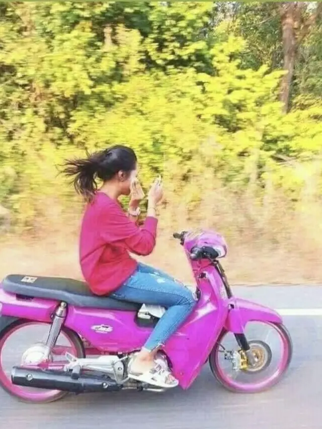 6 Aksi Cewek saat Dandan Ini Anti-Mainstream Banget, Kocak