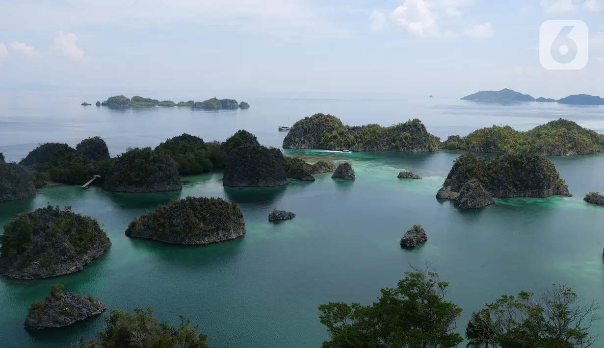 Suasana keindahan alam di sekitar Piaynemo, Raja Ampat, Papua Barat, Jumat (22/11/2019). Keindahan dan panorama alam masih menjadi daya tarik utama wisatawan  baik lokal maupun mancanegara berkunjung ke kawasan Raja Ampat. (Liputan6.com/Herman Zakharia)