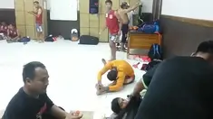 Jelang pertandingan melawan PS TNI dalam lanjutan Piala Jenderal Sudirman di Sidoarjo, Jawa Timur, pukul 19.30 hari ini (18/11/2015), pemain Borneo FC mendengarkan alunan lagu daerah di ruang ganti. 