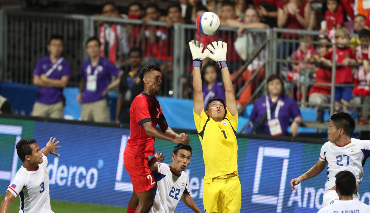 Perebutan bola di depan gawang Filipina. (Bola.com/Arief Bagus)