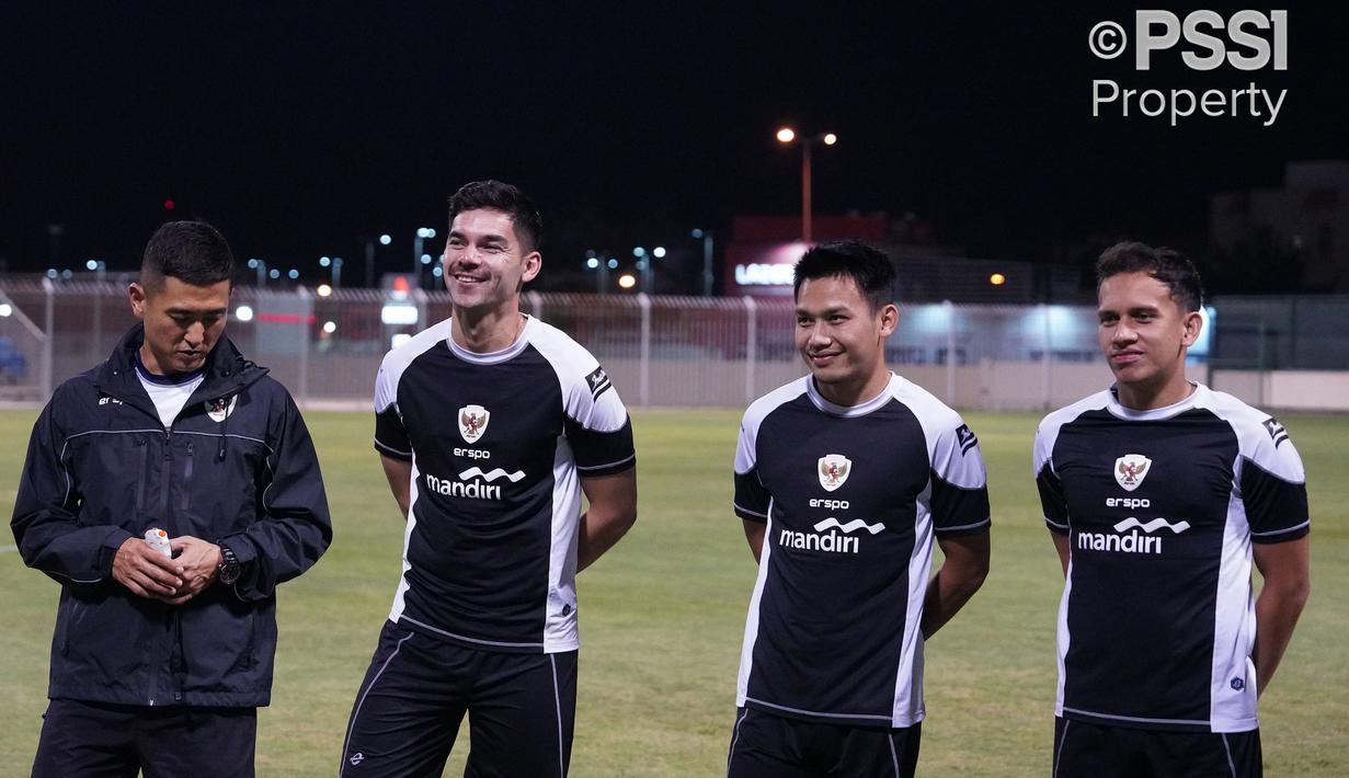 Pemain Timnas Indonesia, Sandy Walsh (kedua kiri), Witan Sulaeman (kedua kanan), dan Egy Maulana Vikri (kanan) saat mendengarkan instruksi pelatih Shin Tae-yong ketika melakukan latihan menjelang Kualifikasi Piala Dunia 2024 melawan Bahrain di Hamad Town Youth & Sports Ground, Minggu, 6 Oktober 2024. (Dok. PSSI)