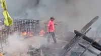 Kebakaran melanda pengolahan minyak mentah di Bojonegoro, Minggu (18/7/2021)
