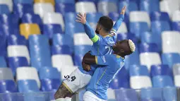 Penyerang Napoli Lorenzo Insigne berselebrasi dengan Victor Osimhen setelah mencetak gol ke gawang Legia Warsawa pada lanjutan Liga Europa di Stadion Diego Armando Maradona, Jumat (22/10/2021) dini hari WIB. Napoli sukses melibas Legia Warsawa dengan skor 3-0. (Alessandro Garofalo/LaPresse via AP)