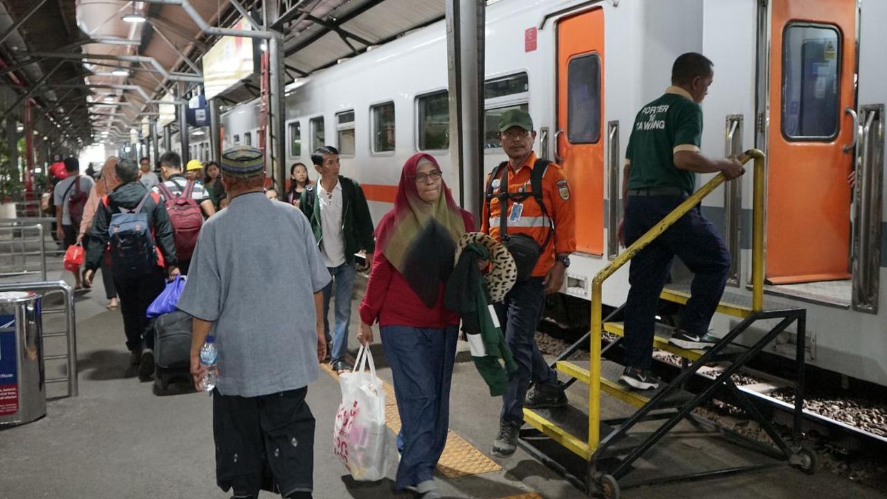 Sampai hari ini akan ada 30 ribuan pemudik yang akan bertolak ke Jakarta menggunakan kereta api.<br>