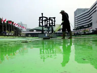 Pekerja membersihkan kolam di kompleks Parlemen, Senayan, Jakarta, Senin (31/7). Bersih - bersih ini dilakukan tiga bulan sekali untuk perawatan Gedung MPR/DPR/DPD. (Liputan6.com/Johan Tallo)