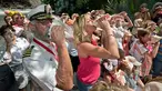 Peserta berkumpul untuk meniup bersama-sama saat lomba meniup tempurung kerang di Key West, Florida, AS, Sabtu (4/3). Lomba meniup tempurung kerang menjadi acara yang ditunggu-tunggu setiap tahun di Florida. (AFP PHOTO/ Rob O'Neal)