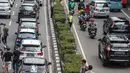 Kendaraan melintas dekat mobil pengemudi online yang menutup jalur lambat saat demonstrasi di kantor pusat Grab kawasan Kuningan, Jakarta, Senin (29/10). Aksi tersebut menyebabkan kemacaten dari arah Mampang menuju Menteng. (Liputan6.com/Faizal Fanani)