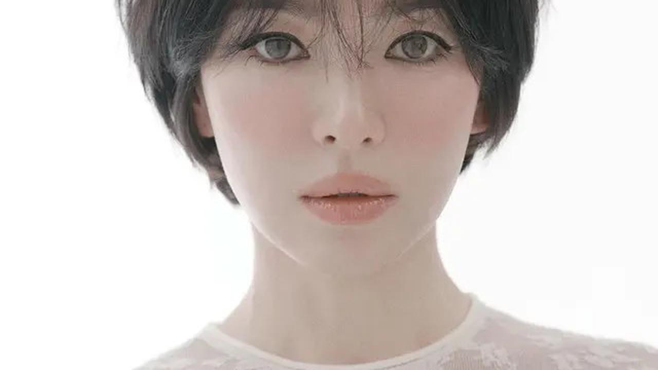 8 Gothic Look Song Hye Kyo yang Nampang di Majalah Vogue, Bak Boneka Hidup di Usia 43 Tahun
