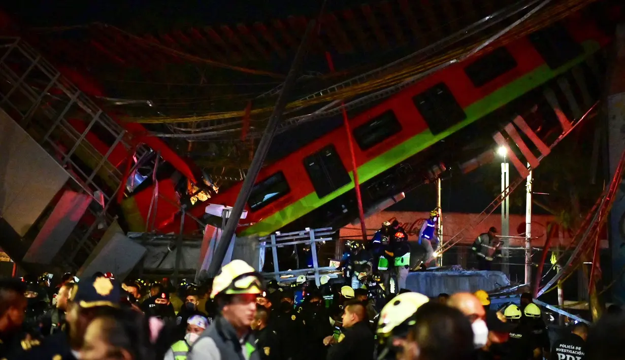 Petugas penyelamat berkumpul di lokasi kecelakaan setelah jembatan layang untuk kereta metro ambruk di Mexico City, Senin (3/5/2021). Rel layang tersebut ambruk saat kereta sedang melintas dan menimpa mobil-mobil di jalan di bawahnya. (Pedro PARDO/AFP)