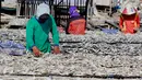 Pekerja menjemur ikan asin di Muara Angke, Penjaringan, Jakarta Utara, Senin (1/8). Proses pengeringan ikan yang hanya membutuhkan waktu dua hari kini bisa menjadi seminggu. (Liputan6.com/Gempur M Surya)