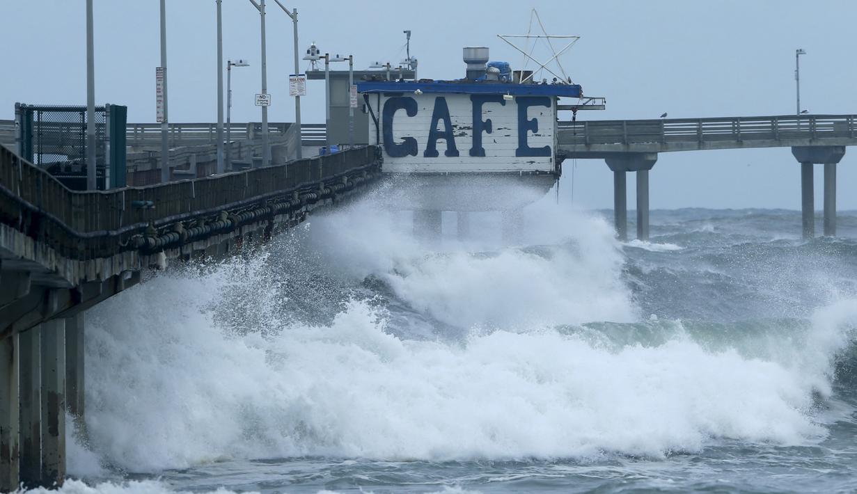 Ombak besar menerjang sebuah jembatan di Ocean Beach, California, (7/1). Jembatan ditutup karena gelombang ombak semakin tinggi yang dapat membahayakan pengguna jalan. (REUTERS/Mike Blake)