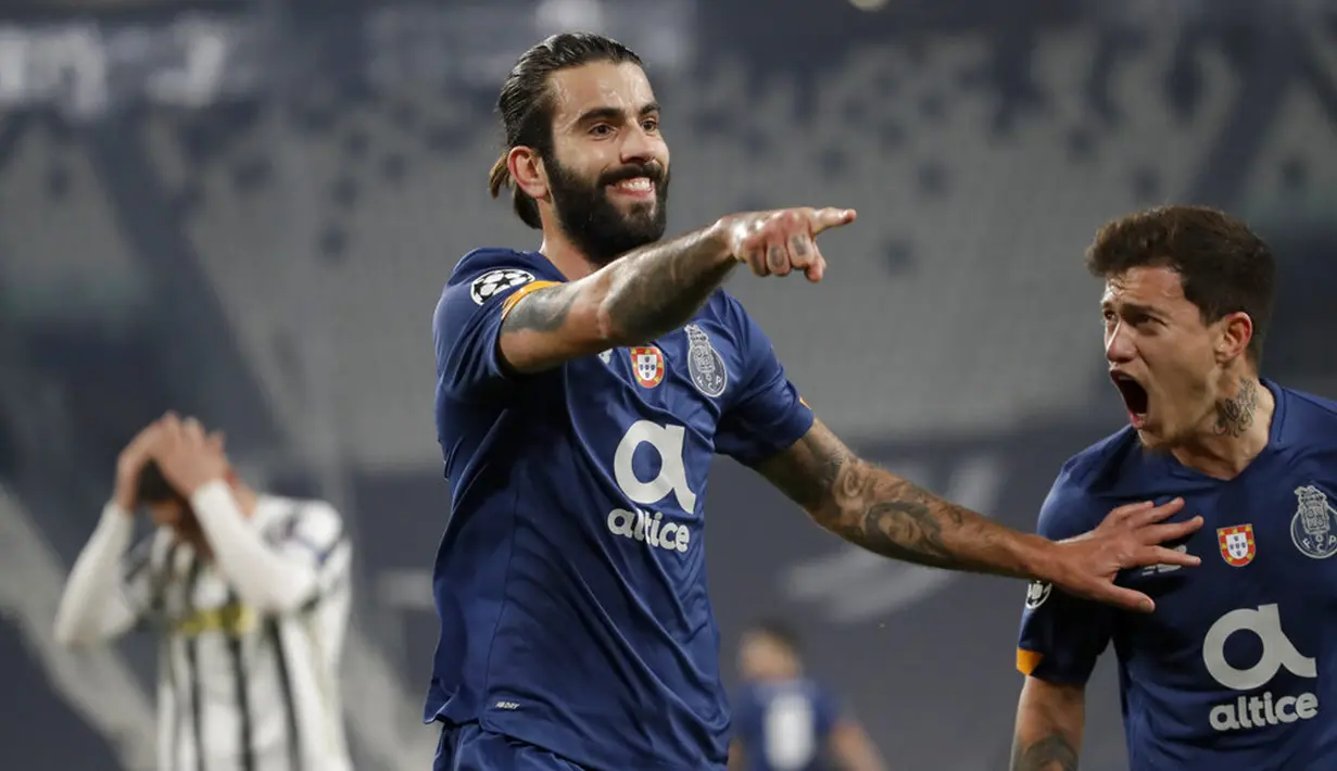 Pemain Porto Sergio Oliveira merayakan bersama Otavio usai mencetak gol ke gawang Juventus pada pertandingan leg kedua babak 16 besar Liga Champions di Turin, Italia, Selasa (9 /3/2021). Juventus menang 3-2, namun harus tersingkir dari Liga Champions.(AP Photo/Luca Bruno)