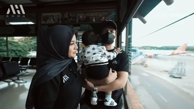 Ameena dan Atta Halilintar di perjalan menuju Bali bersama karyawannya. (Foto: YouTube/Atta Halilintar)