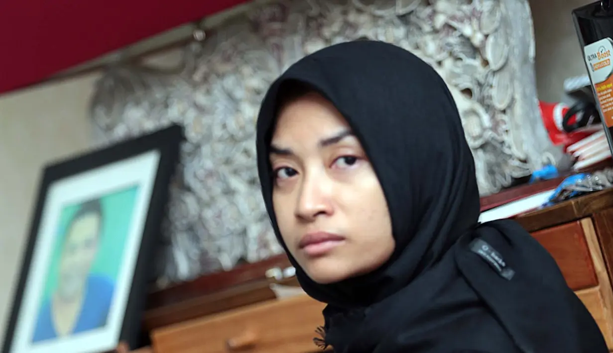 Mengenakan pakaian serba hitam, Ocha yang terus berada di samping mendiang Oon seakan tidak ingin melewatkan kesempatan terakhirnya melihat raga sang suami sebelum dikebumikan. (Deki Prayoga/Bintang.com)