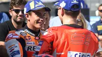 Pembalap Repsol Honda, Marc Marquez bertatap muka dengan pembalap Ducati, Jorge Lorenzo usai kualifikasi MotoGP Aragon 2018. (JOSE JORDAN / AFP)