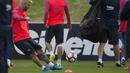 Lionel Messi melepaskan tembakan saat sesi latihan bersama tim Barcelona FC jelang laga melawan Celtic pada ajang International Champions Cup 2016 di St George's Park, Inggris (25/7/2016). (AFP/Oli Scarff)