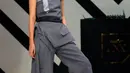 Model berpose membawakan busana koleksi Danjyo Hiyoji saat penutup Fashion Nation Tenth Edition (FNX) di Senayan City, Jakarta, Sabtu (23/4). Koleksi Danjyo Hiyoji kali ini berhasil memberikan kombinasi warna yang unik. (Liputan6.com/Angga Yuniar)