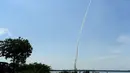 Peluncuran PSLV-C34 milik Indian Space Research Organisation's (ISRO) yang mengangkut 20 satelit di Sriharikota di area pesisir timur India, Rabu (22/6). Termasuk di dalamnya satelit milik Amerika Serikat, Kanada, Jerman dan Indonesia. (Arun Sankar/AFP)