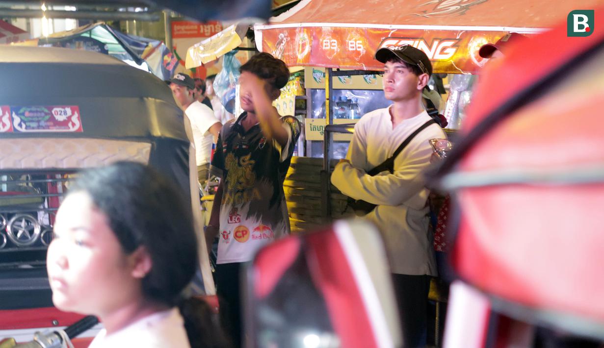Ekspresi kekecewaan fans Timnas Kamboja U-22 yang menyaksikan pertandingan dari luar Olympic Stadium setelah tim kesayangannya dikalahkan Myanmar 0-2 dalam pertandingan ketiga Grup A SEA Games 2023, Minggu (7/5/2023). (Bola.com/Gregah Nurikhsani)