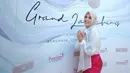 Sejak memutuskan berhijrah, presenter dan pemeran Olla Ramlan mengaku lebih senang bisnis. Yang terbaru, istri Aufar itu melebarkan bisnisnya di bidang fashion. (Bambang E.Ros/Fimela.com)