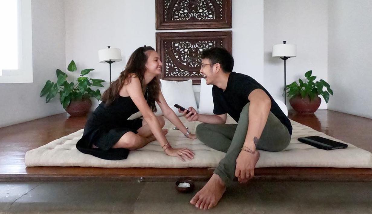 Nadine Chandrawinata dan Dimas Anggara boleh saja berbeda keyakinan. Namun, perbedaan tersebut tak lantas menghalangi kekompakan mereka. Pasangan yang terpaut usia 4 tahun itu memang mesra abis. (Liputan6.com/Instagram/@nadinelist)