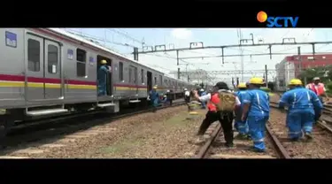 Kereta komuter line jurusan Jatinegara–Bogor, Senin (30/10/2017) siang anjlok di perlintasan Stasiun Jatinegara.