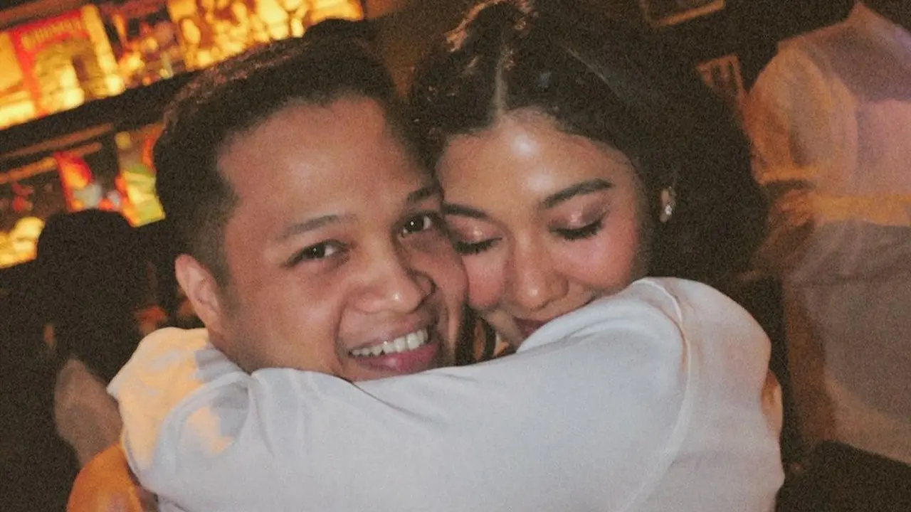 Naysila Mirdad baru saja mengunggah foto dirinya yang sedang memeluk sang kekasih yang sedang berulang tahun