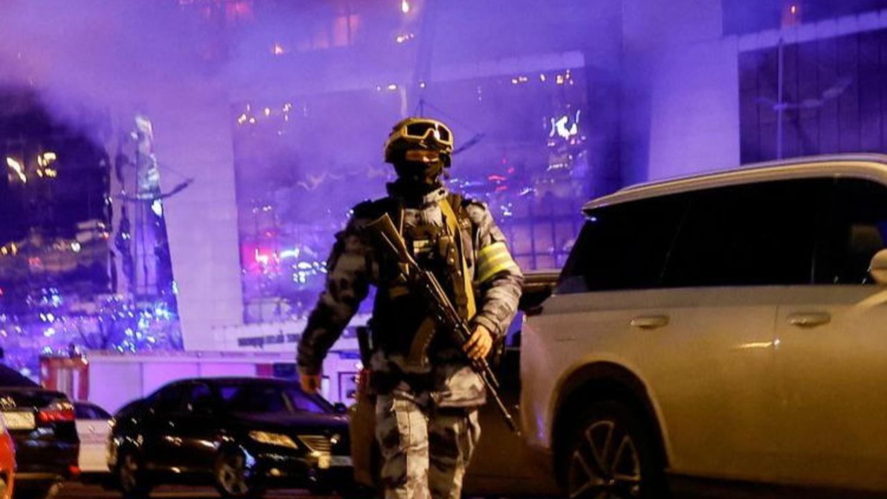 FOTO: Situasi Mencekam Saat Penembakan Massal di Moskow: Korban Tewas Bergeletakan, Gedung Konser Terbakar