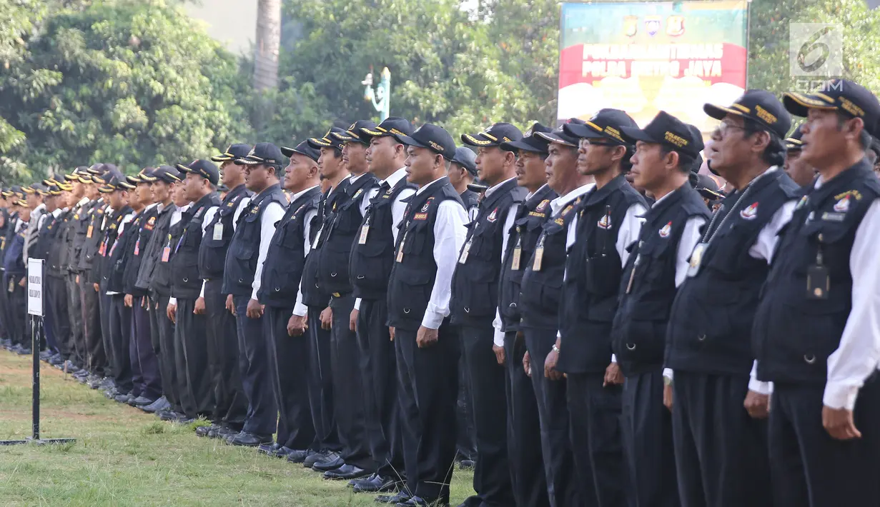 Para peserta Pokdarkamtibmas Polda Metro Jaya saat mengikuti apel besar pokdarkamtibmas di lapangan Sabhara Mapolda Metro Jaya, Jakarta, Sabtu (12/5). (Liputan6.com/Herman Zakharia)