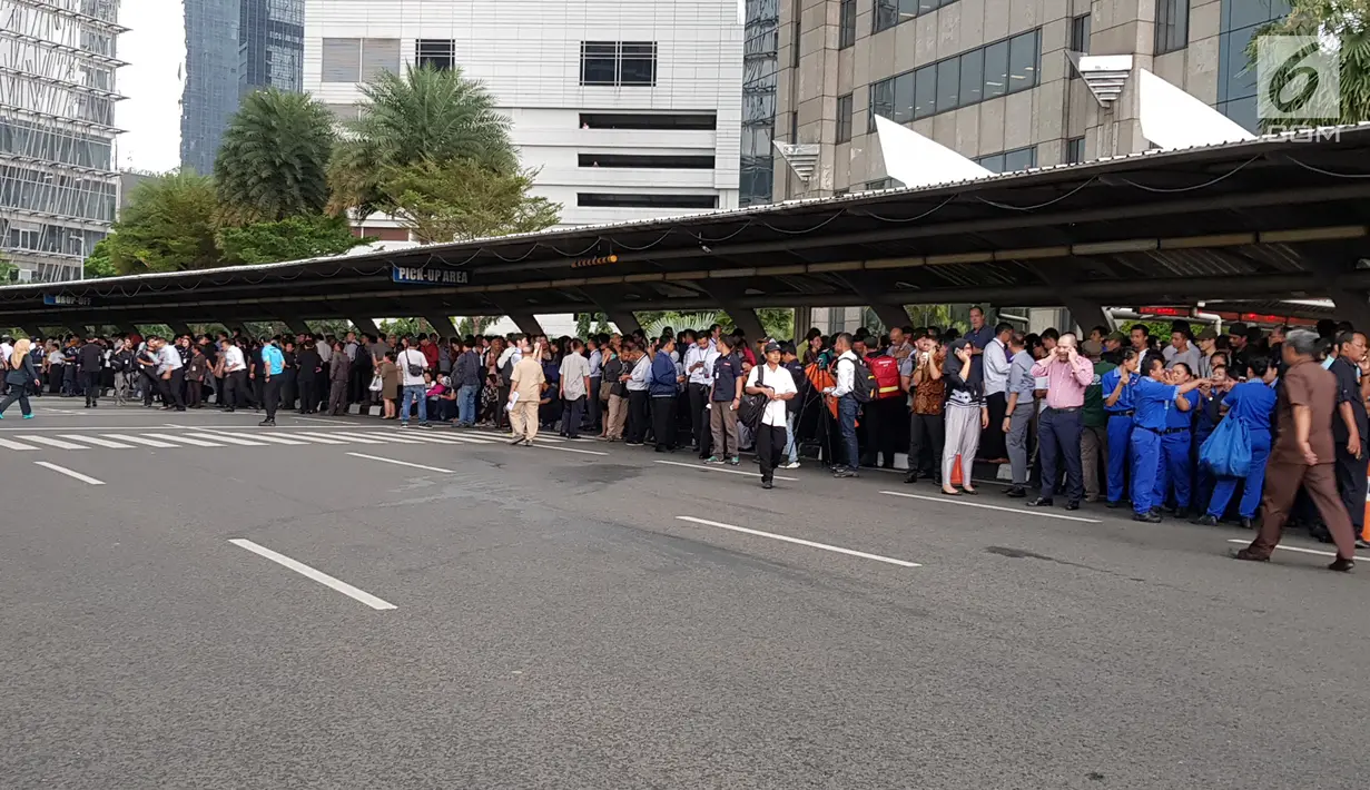 Sejumlah karyawan berkumpul di halte Bursa Efek Indonesia (BEI) saat balkon lantai 1 bangunan ambruk, Jakarta, Senin (15/1). (Liputan6.com/Herman Zakharia)