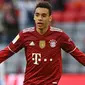 Jamal Musiala menjadi bintang muda Bayern Munchen yang tengah naik daun. Menjalani debut pada akhir musim 2019/20, ia langsung mencetak gol perdana di umur 17 tahun 6 bulan 23 hari. Sejauh ini ia telah tampil sebanyak 18 kali dengan mencetak 4 gol dan 3 assist. (AFP/Christof Stache)