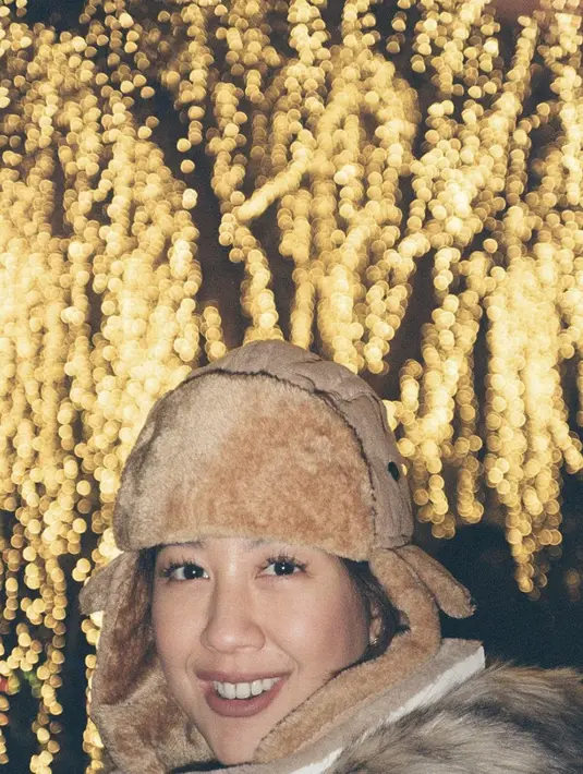 Ia juga memakai topi musim dingin yang terlihat begitu gaya. [Foto: Instagram/ Sherina]