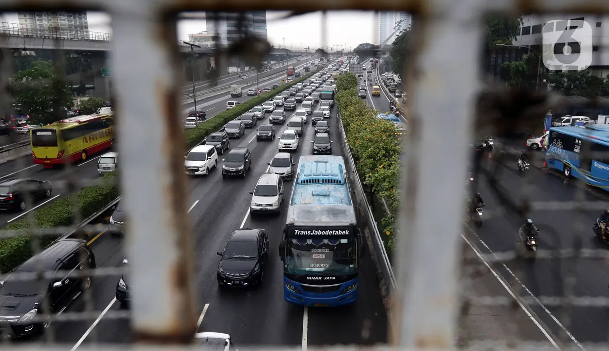 Kendaraan bermotor melintas di ruas Tol Dalam Kota, Jakarta, Rabu (27/10/2021). Pemprov DKI Jakarta berencana melakukan sosialisasi kebijakan penerapan sanksi tilang bagi kendaraan bermotor yang tidak lulus uji emisi sebelum diterapkan pada 13 November 2021. (Liputan6.com/Helmi Fithriansyah)