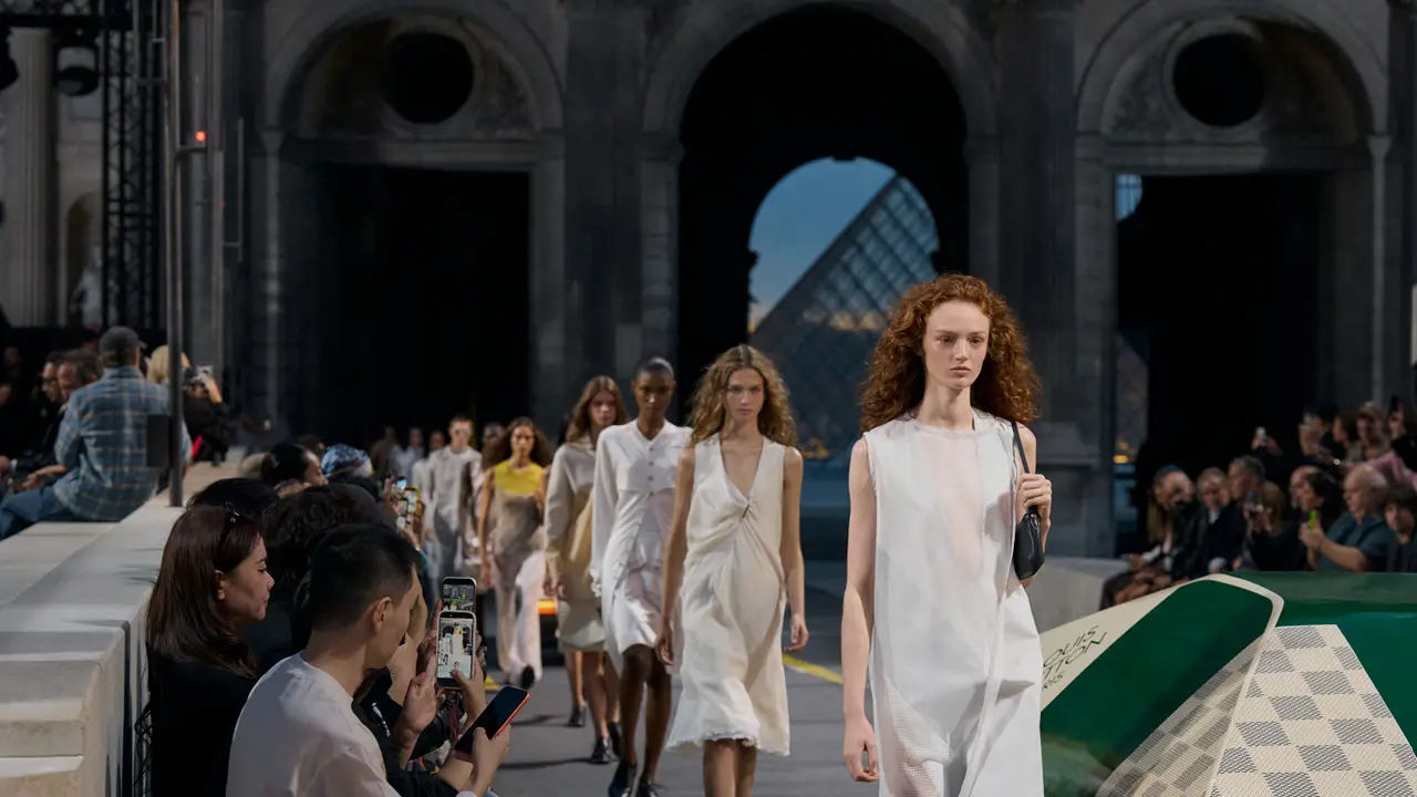Louis Vuitton Spring/Summer 2027 Hadirkan Busana Ringan yang Mengikuti Gerak Tubuh