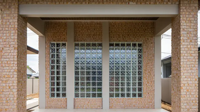 Model Teras Rumah Kombinasi Batako Plester dan Glass Block Minimalis/Ilustrasi AI