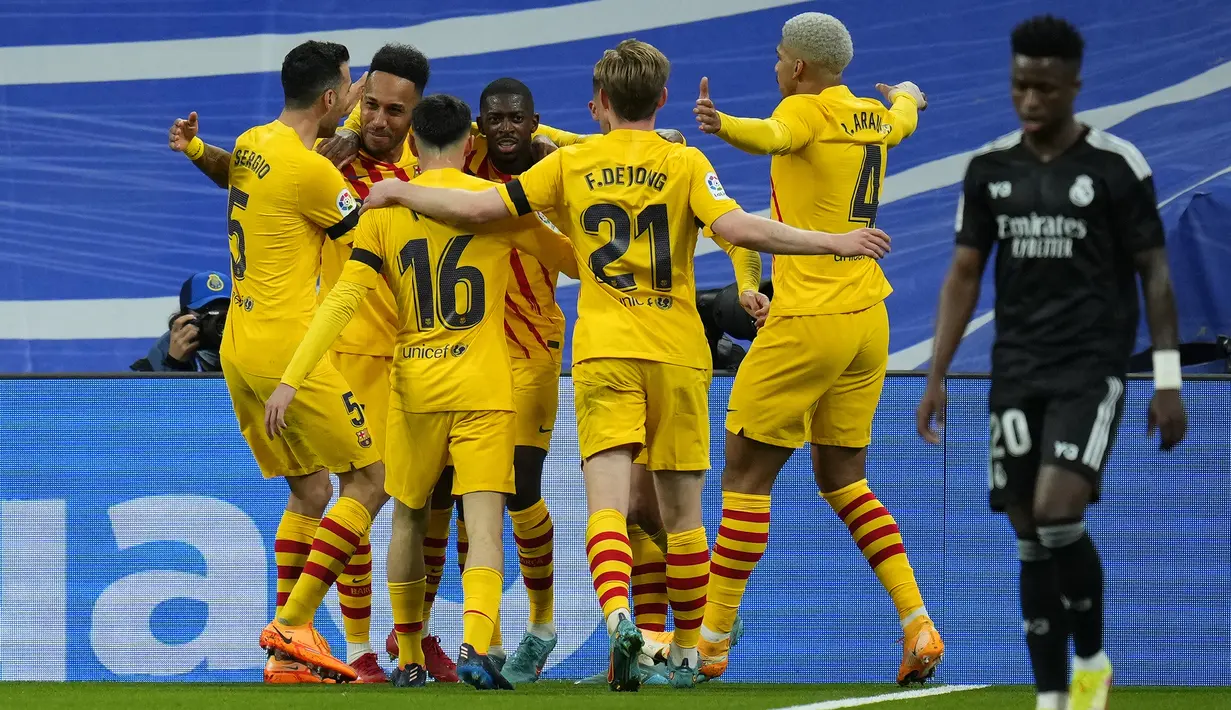 0-4 dari Barcelona. Real Madrid menjamu Barcelona pada pekan ke-29 Liga Spanyol musim 2021/2022, 20 Maret 2022. Hasil akhir pasukan Real Madrid kalah 0-4 lewat dua gol dari Pierre-Emerick Aubameyang dan masing-masing satu gol dari Ronald Araujo dan Ferran Torres. (AP/Manu Fernandez)