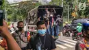 Kendaraan polisi membawa sejumlah remaja yang diamankan saat berkumpul di Kawasan Palmerah, Jakarta, Kamis (8/10/2020). Dari hasil pemeriksaan, mereka turun ke jalan karena mendapatkan undangan dari media sosial untuk melaksanakan aksi unjuk rasa di sekitar DPR. (Liputan6.com/Faizal Fanani)