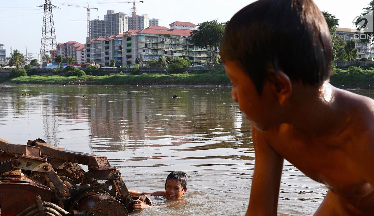Keceriaan anak-anak berenang di Kanal Banjir Barat, Jakarta, Jumat (23/3). Selain mahalnya sewa kolam renang, berenang Kanal Banjir Barat dipilih anak-anak tersebut karena minimnya lahan bermain. (Liputan6.com/Immanuel Antonius)