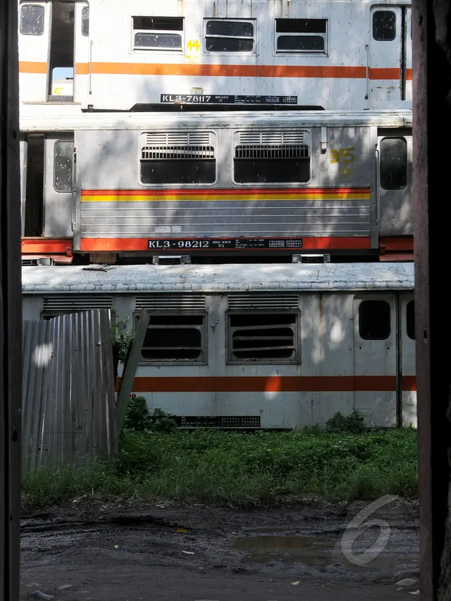 Penampakan Kuburan Bangkai KRL Ekonomi di Purwakarta