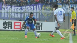 Pemain Persib, Atep berusaha menghalangi pergerakan dari penyerang New Radiant, Bandung, Rabu (25/2/2015). Persib menang 4-1 atas tamunya New Radiant di laga perdana AFC Cup 2015 (Liputan6.com/Herman Zakharia)